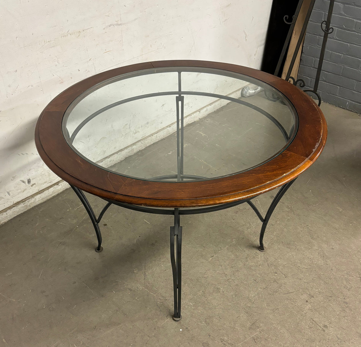 42”Dia Mahogany Round Accent Table