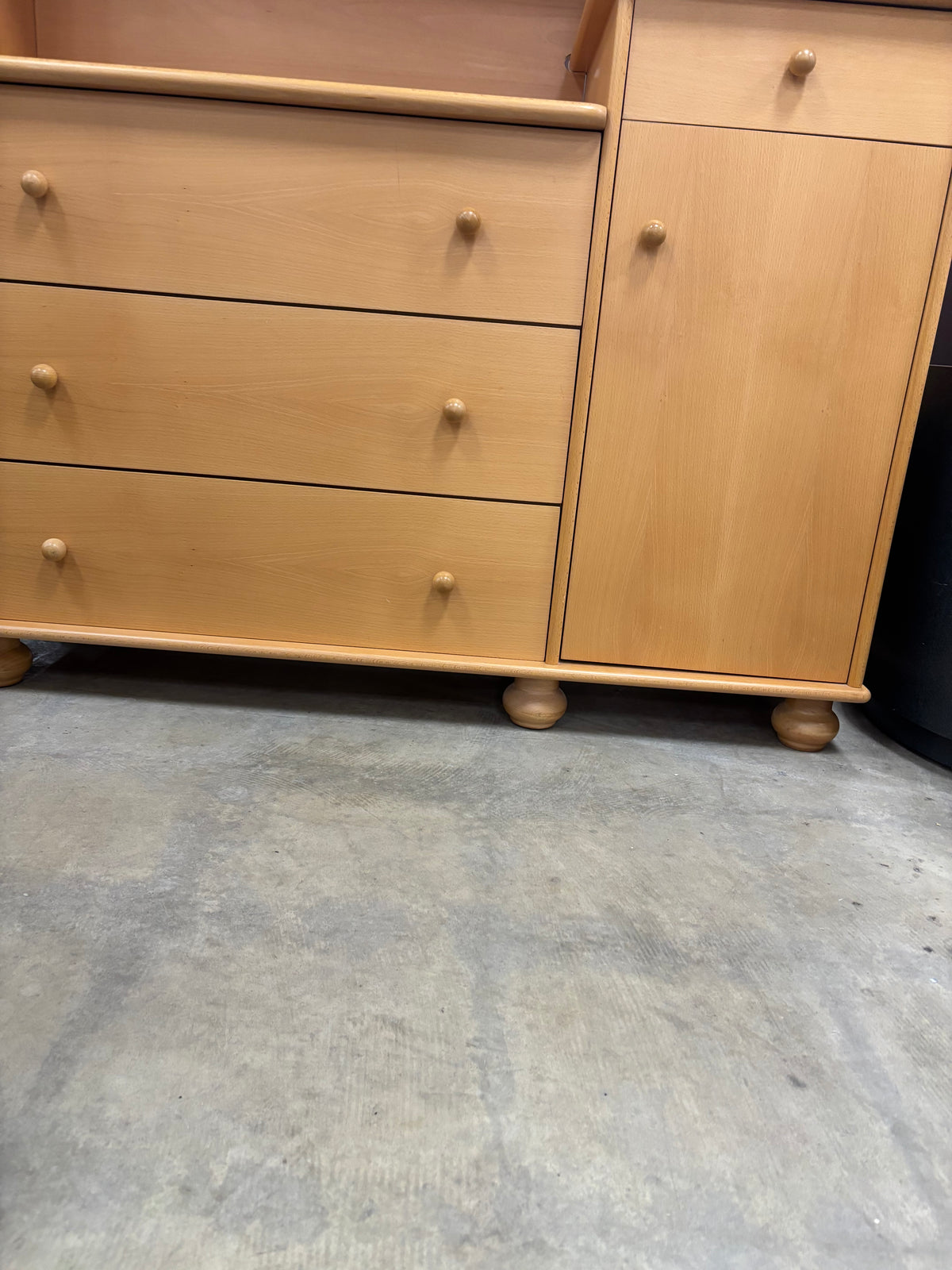 Light Maple-Coloured Dresser with Hutch