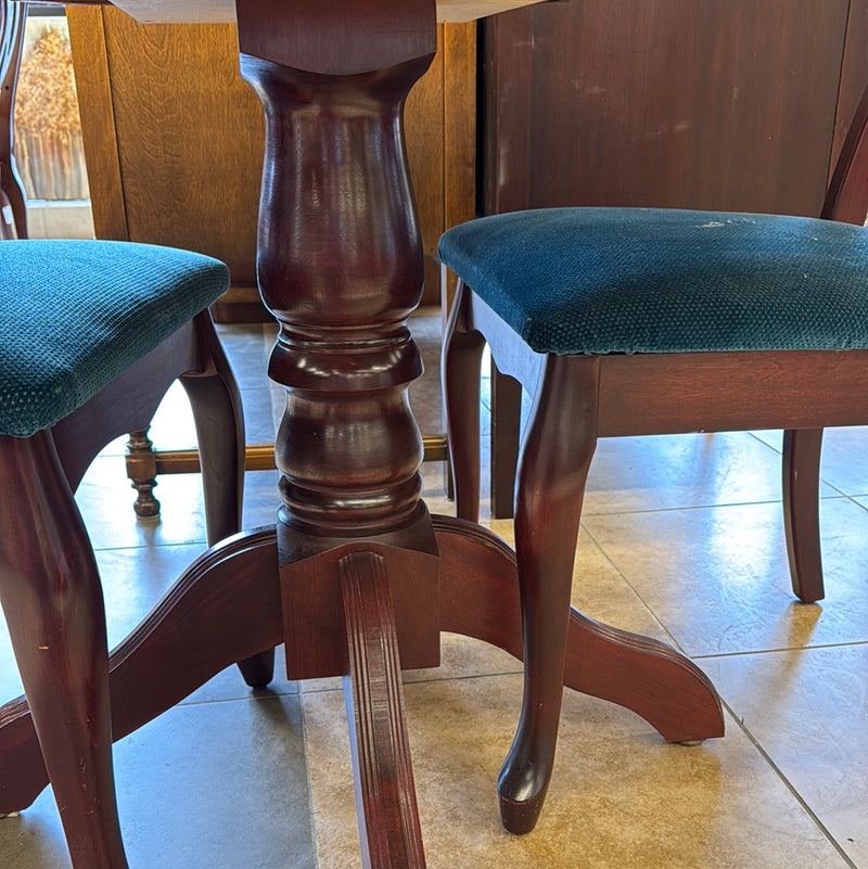 Margareta Round Scalloped Table Set