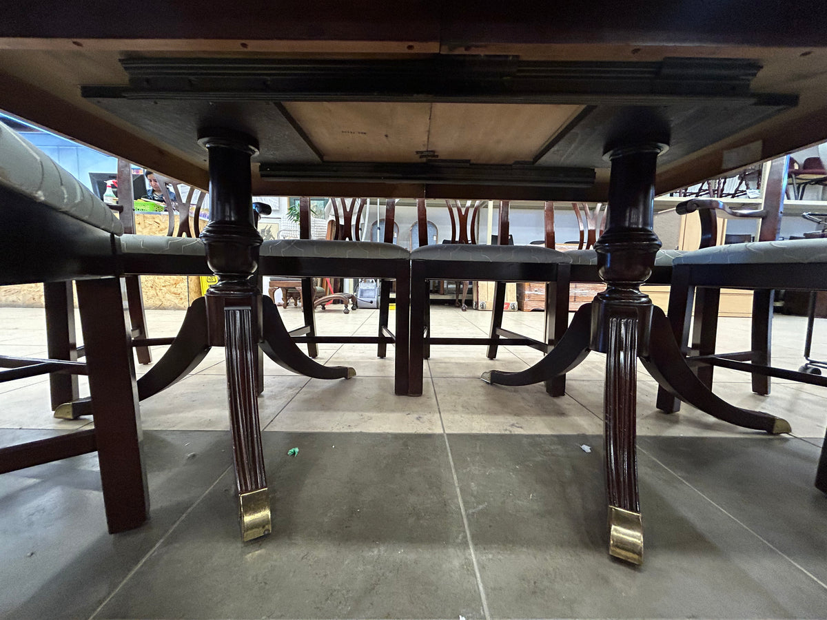 Chansons Traditional Dining Set (A Table with Eight Chairs)