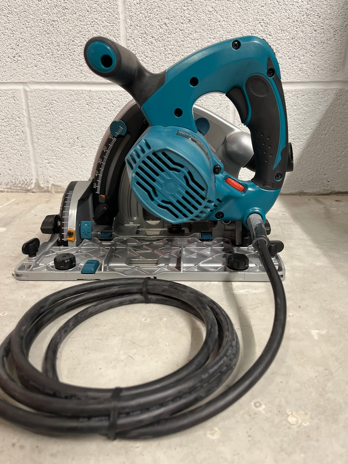 6.5" Makita Plunge Cut Circular Saw