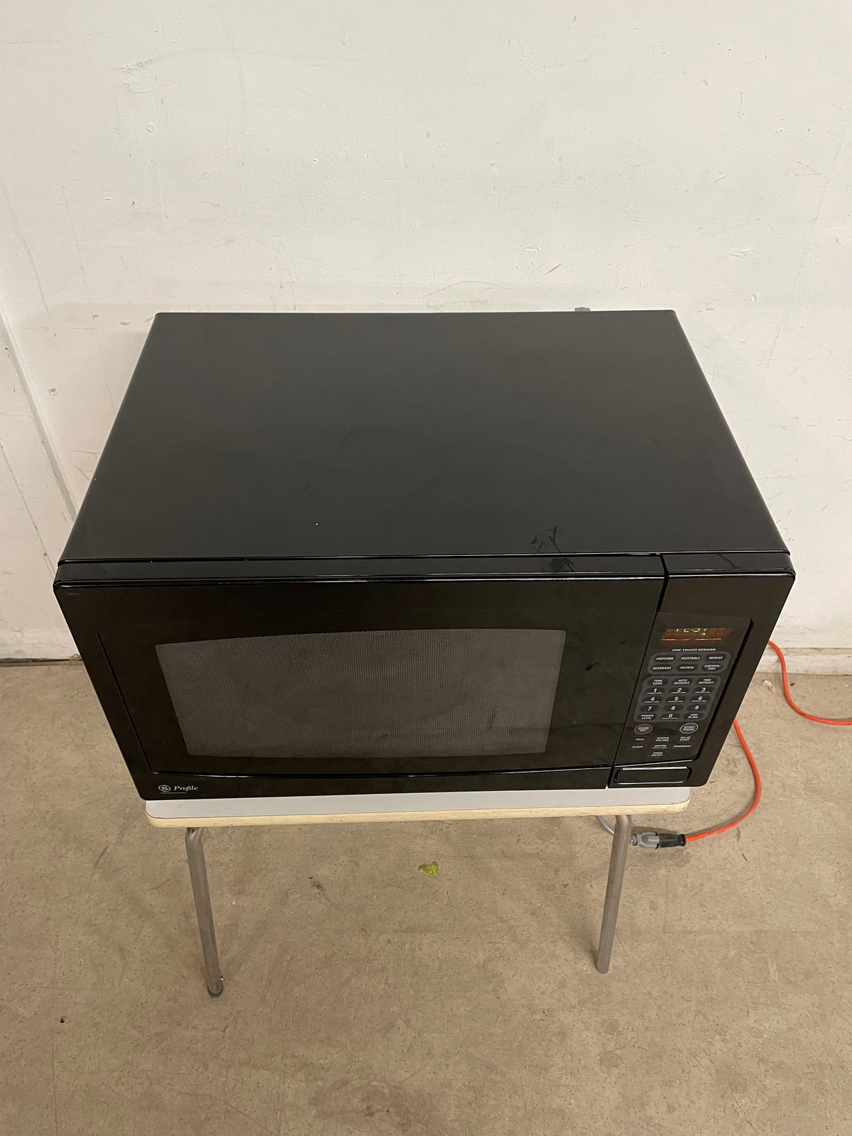 GE Black Countertop Microwave