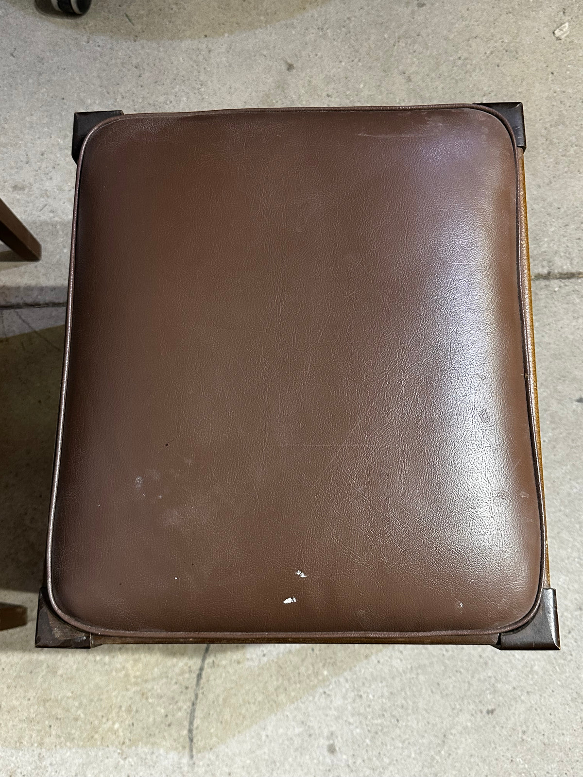 Vintage 1970's Singer Sewing Machine With Stool