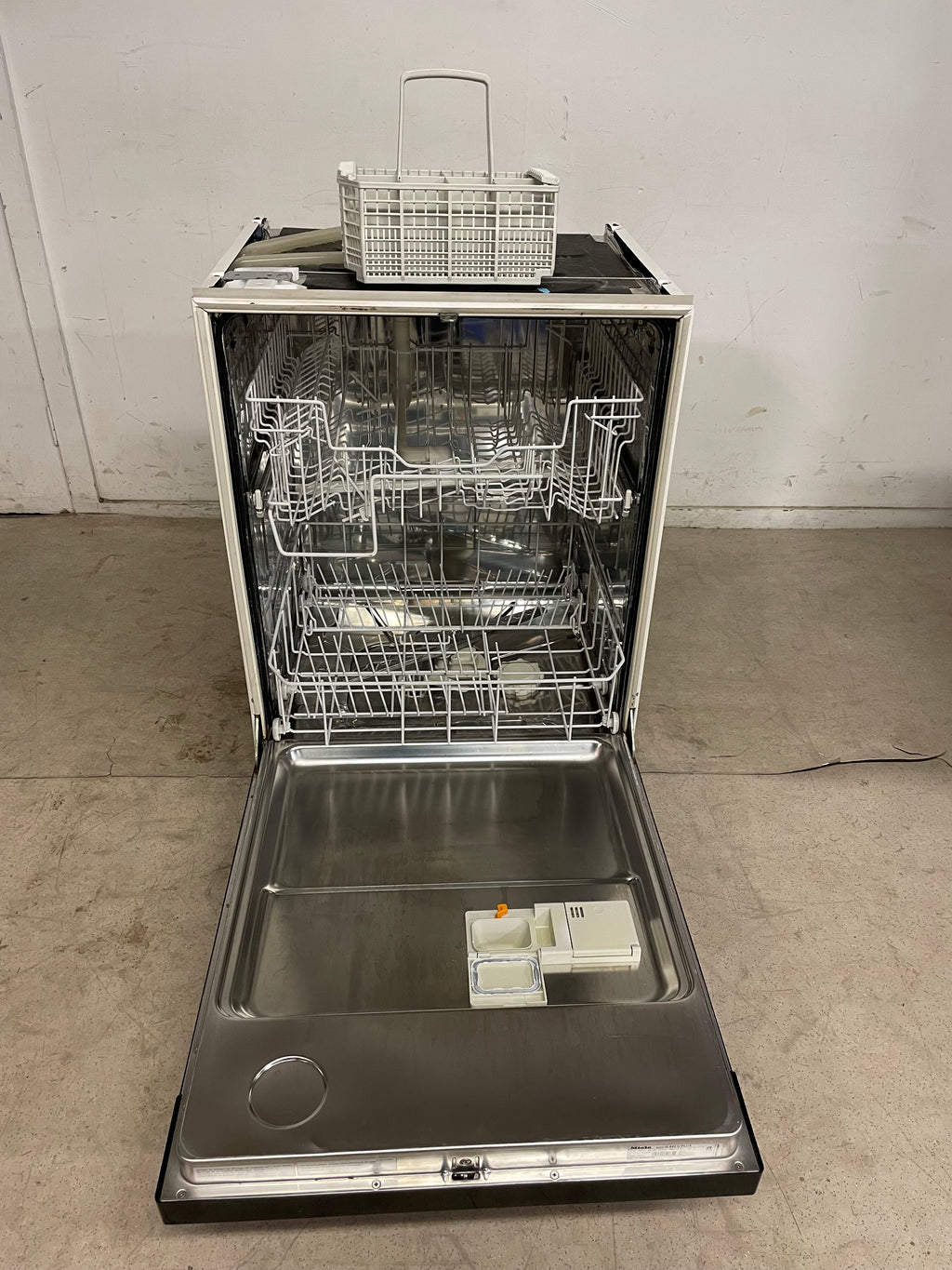 Black Miele Dishwasher Model#: G 842 U Plus