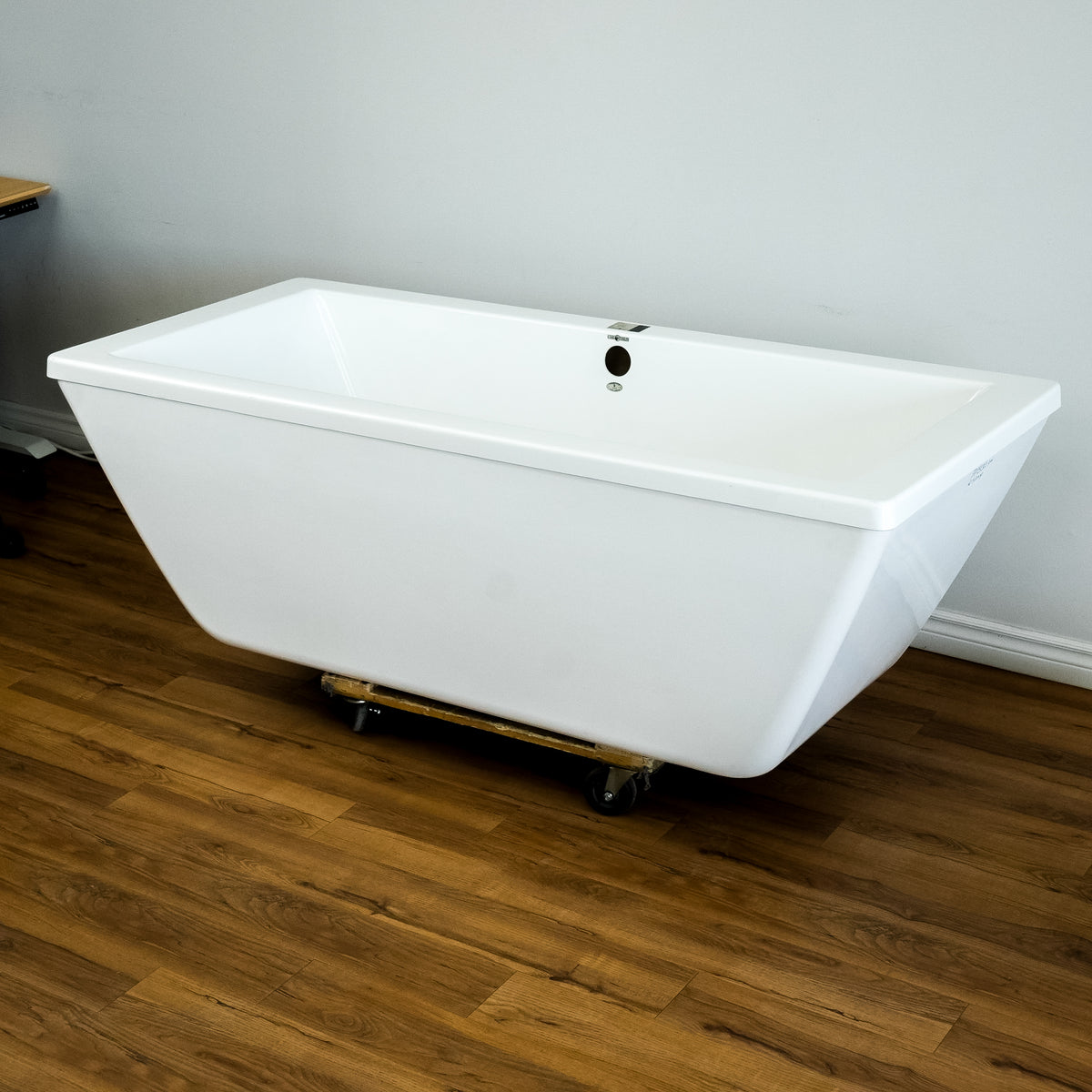 Caml-Tomlin 71x31x24-In White Freestanding Bathtub w/ Air Pump & Remote