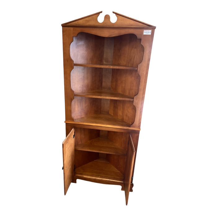 Maple Corner Shelf