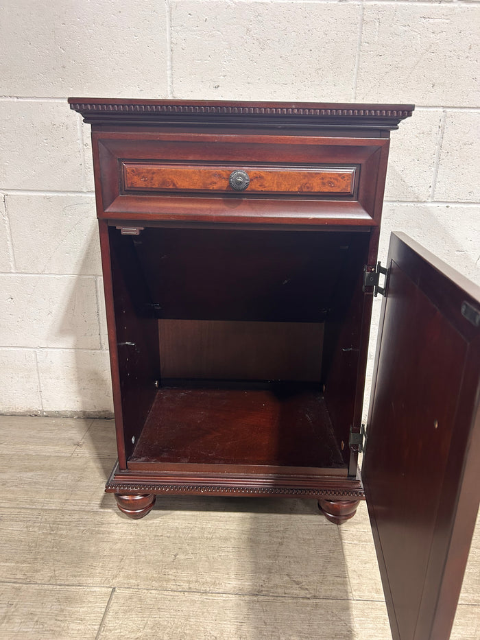 Albero Nightstand