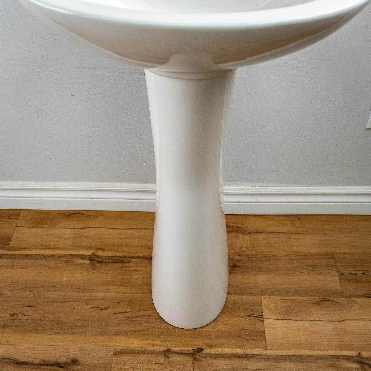 Compact Pedestal Sink in White, 33.375-Inch Tall, 20-Inch Width