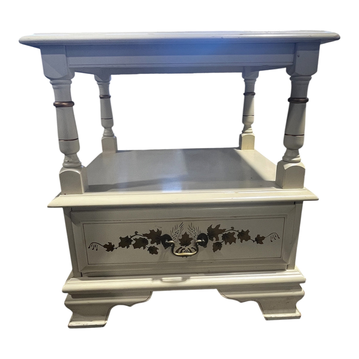 Traditional Vilas Nightstand