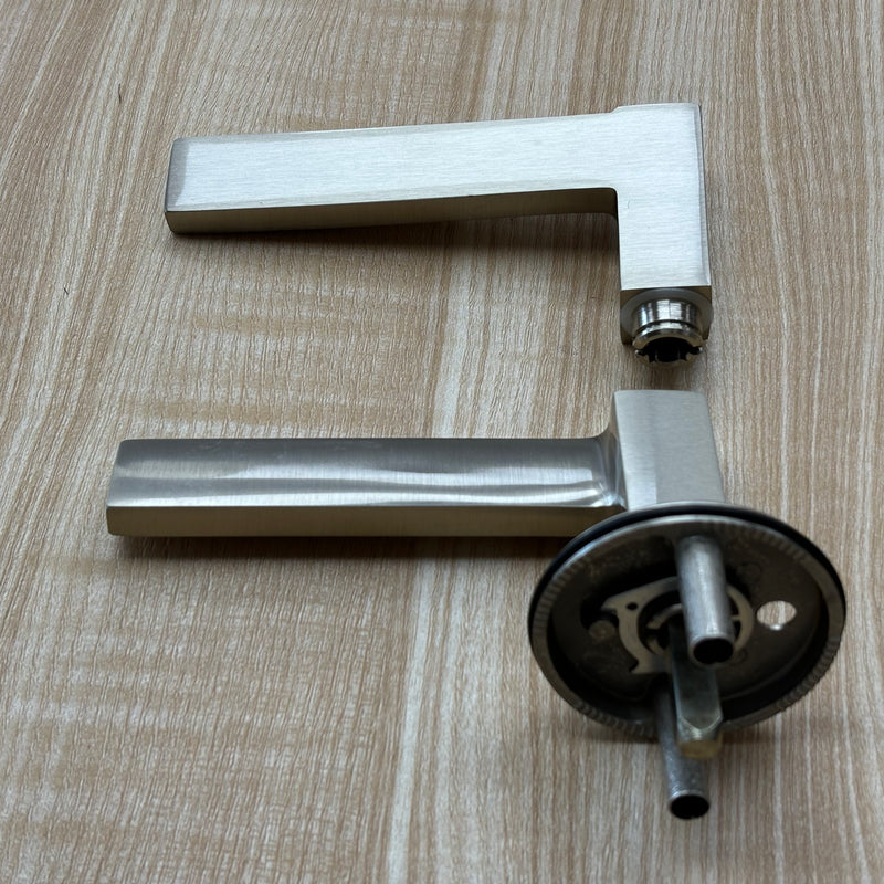 Passage Lever Set, Right Handing in Satin Nickel, 1001LOUMRSRH15