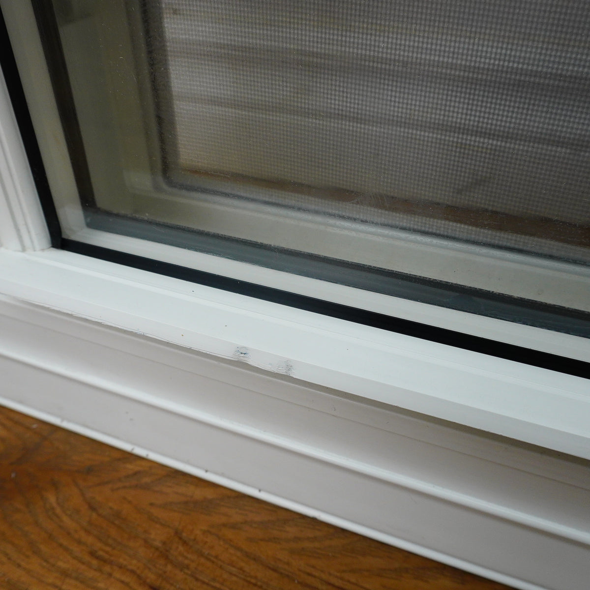 18x28-Inch Double Hung Window in White with Spring Screen