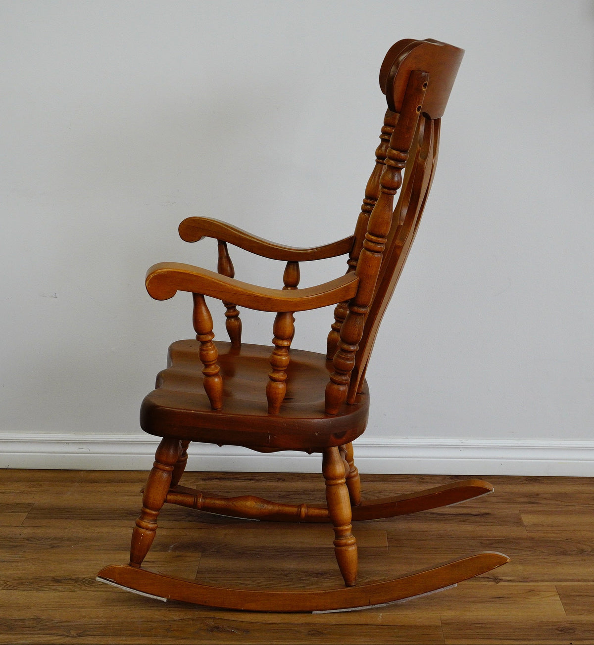 Wooden Rocking Chair – Classic Slat-Back Design, 22x34x46-Inch