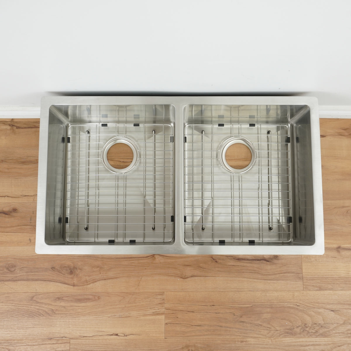 32-inch Double Bowl Undermount Stainless Steel Sink w/ Grids