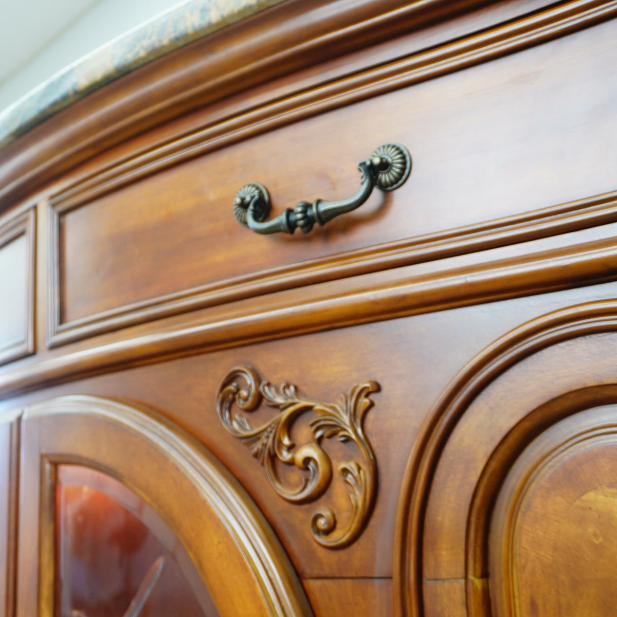 64x19x41-Inch Carved Wood Dresser – Marble Top, Mirrored Cabinet with Lights