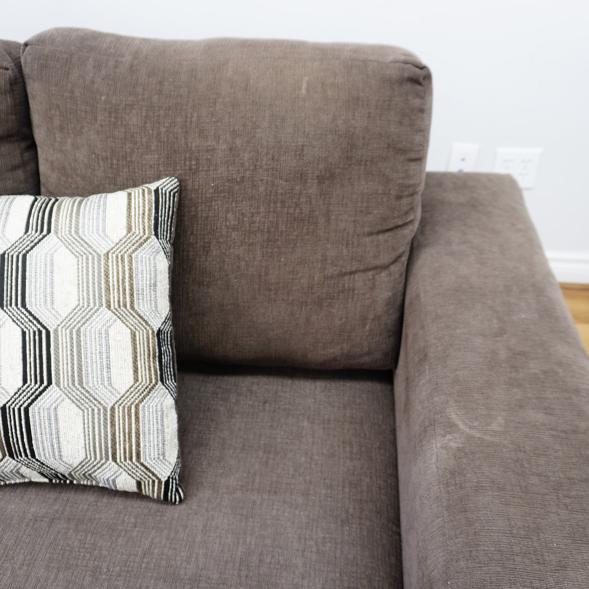 82×36×31‑Inch Upholstered Sofa – Brown Fabric with Accent Pillows