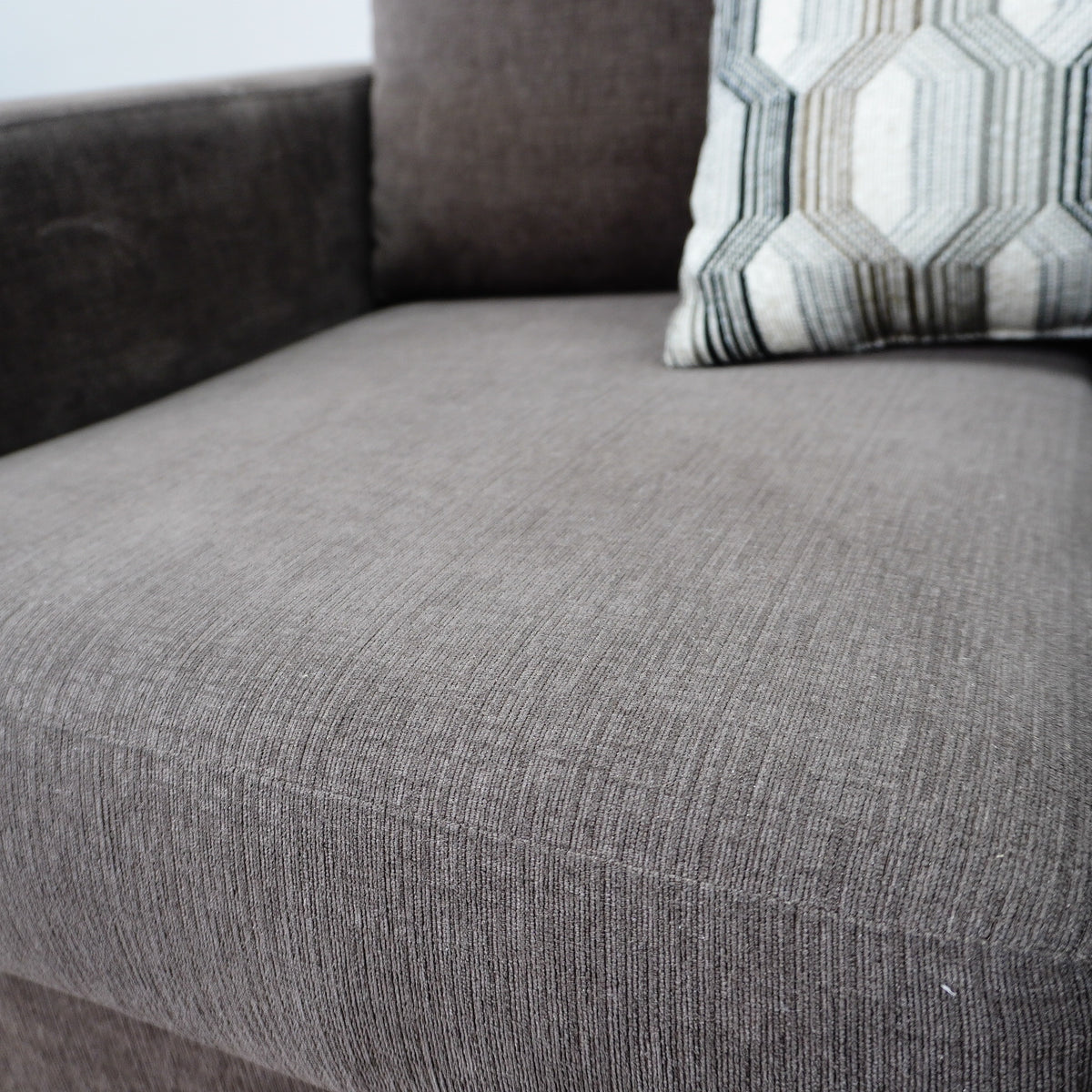 82×36×31‑Inch Upholstered Sofa – Brown Fabric with Accent Pillows