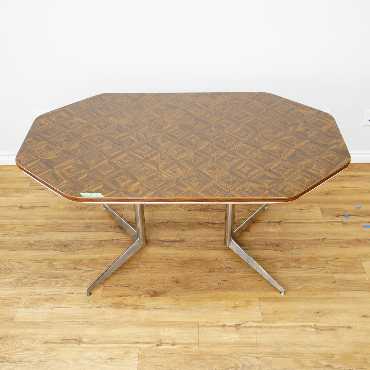 48–60×36×29–Inch Retro Dining Set – Extendable Table & 4 Swivel Chairs – Wood & Leather & Chrome