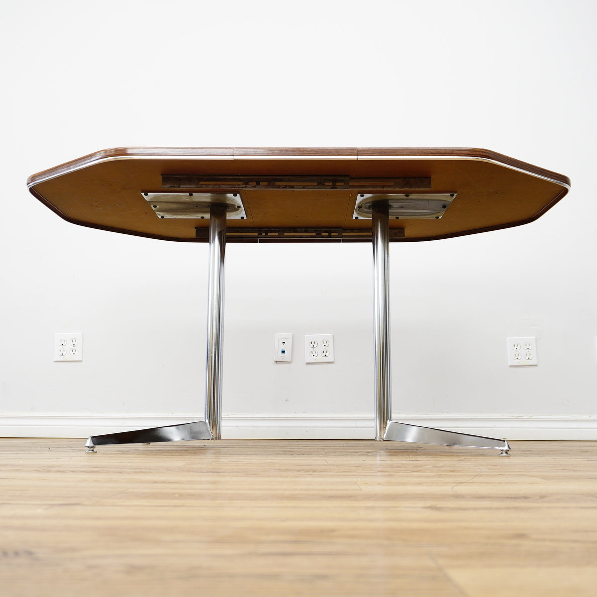 48–60×36×29–Inch Retro Dining Set – Extendable Table & 4 Swivel Chairs – Wood & Leather & Chrome
