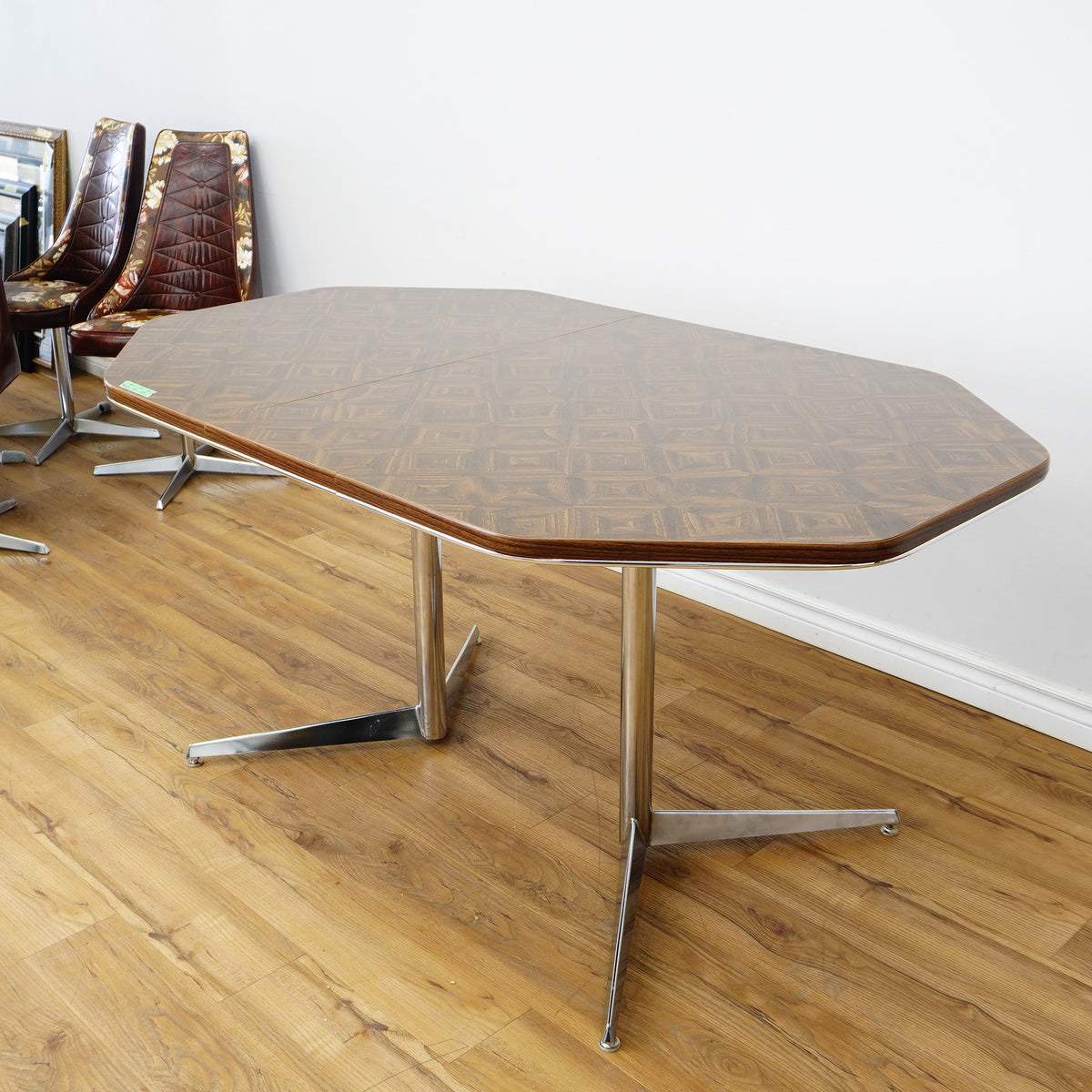 48–60×36×29–Inch Retro Dining Set – Extendable Table & 4 Swivel Chairs – Wood & Leather & Chrome