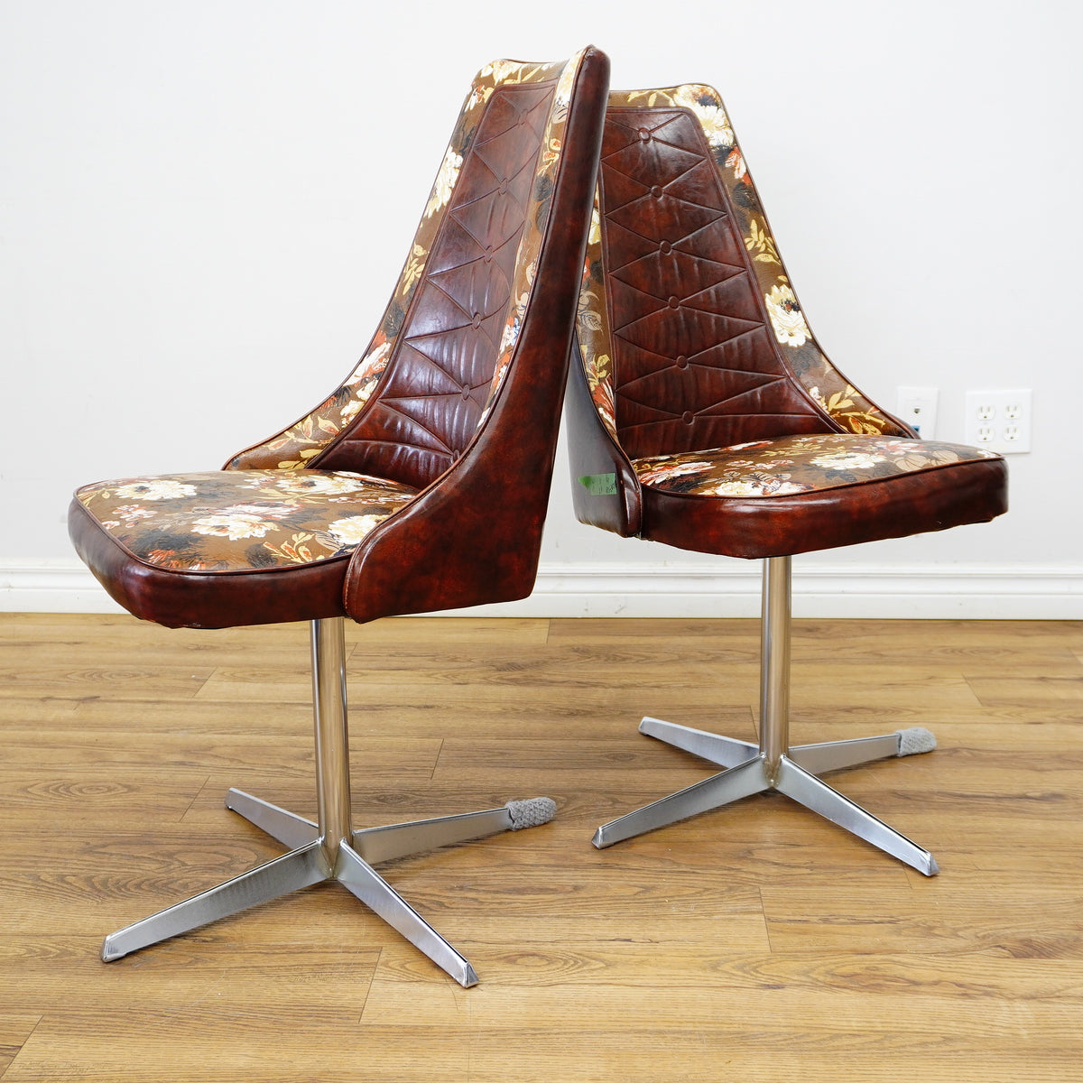 48–60×36×29–Inch Retro Dining Set – Extendable Table & 4 Swivel Chairs – Wood & Leather & Chrome