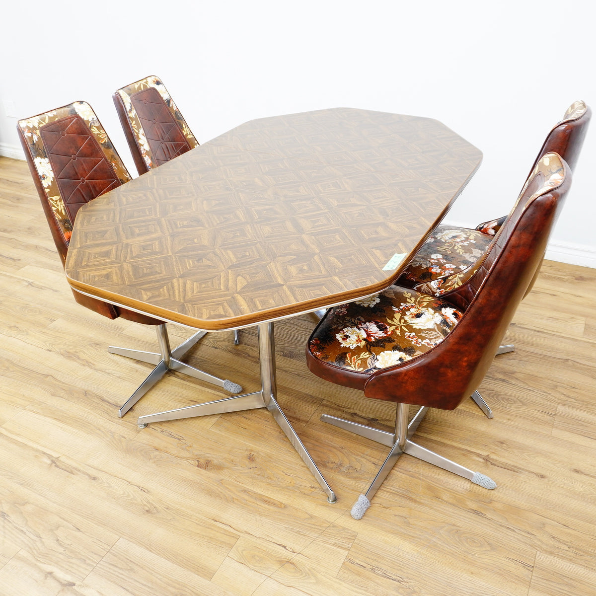48–60×36×29–Inch Retro Dining Set – Extendable Table & 4 Swivel Chairs – Wood & Leather & Chrome