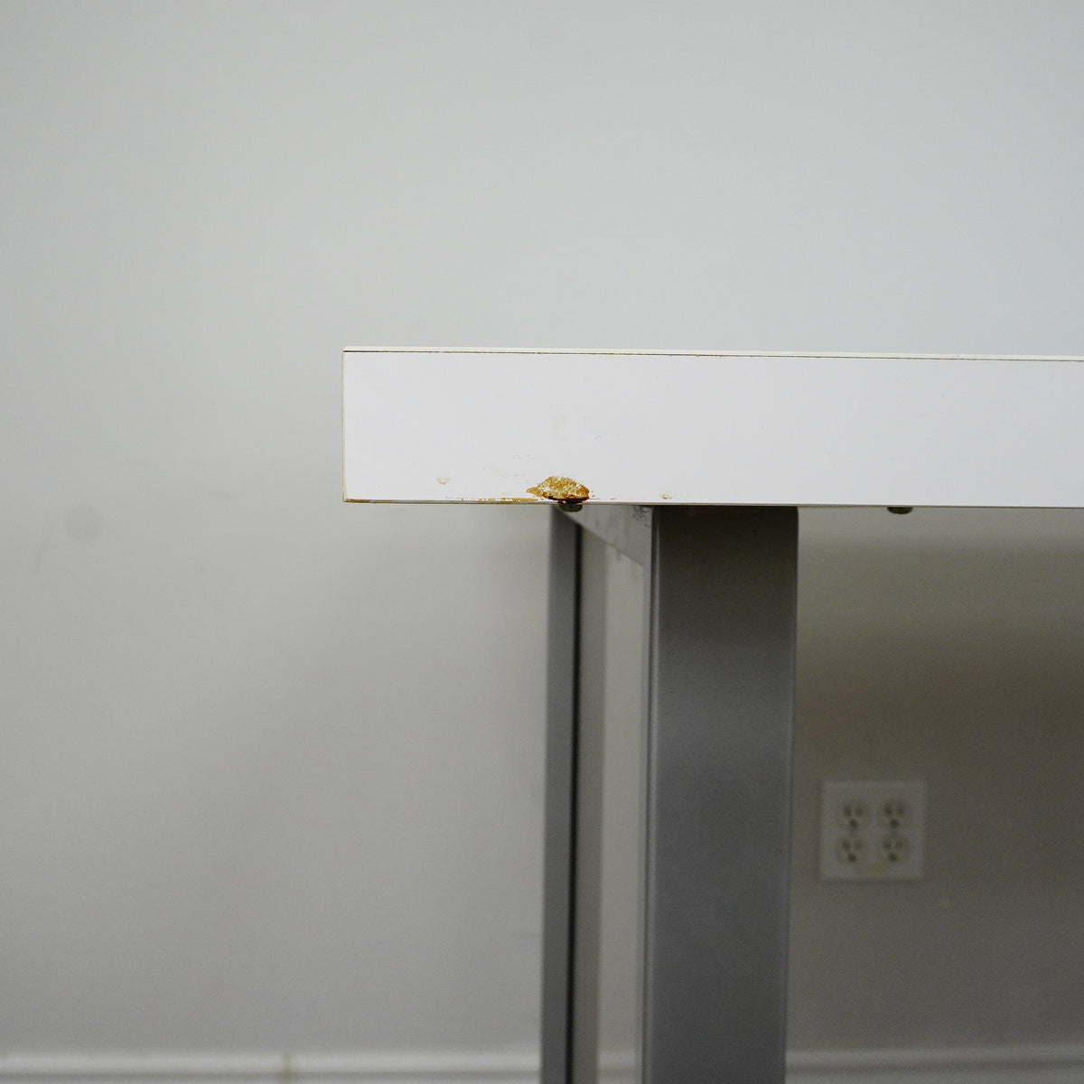 48×32×32‑Inch Office Desk – White Top, Metal Frame, Motorized Power Bar