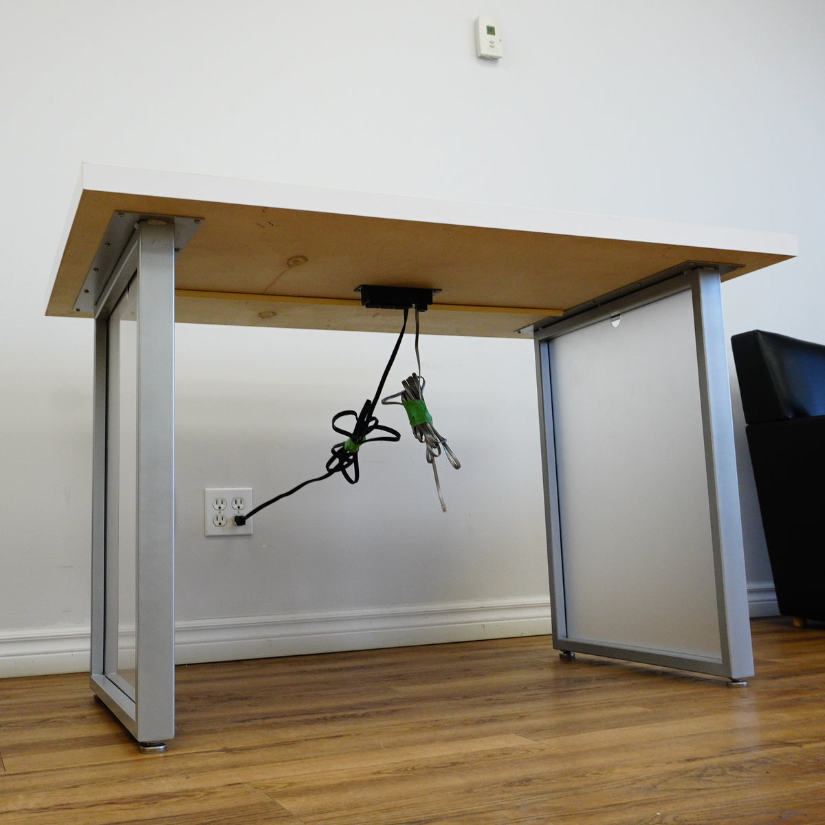 48×32×32‑Inch Office Desk – White Top, Metal Frame, Power bar