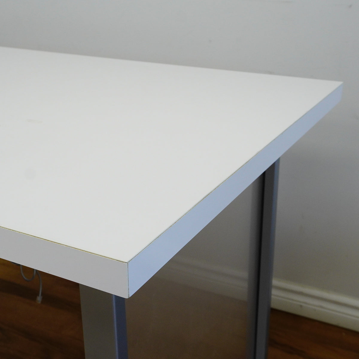 48×32×32‑Inch Office Desk – White Top, Metal Frame, Power bar