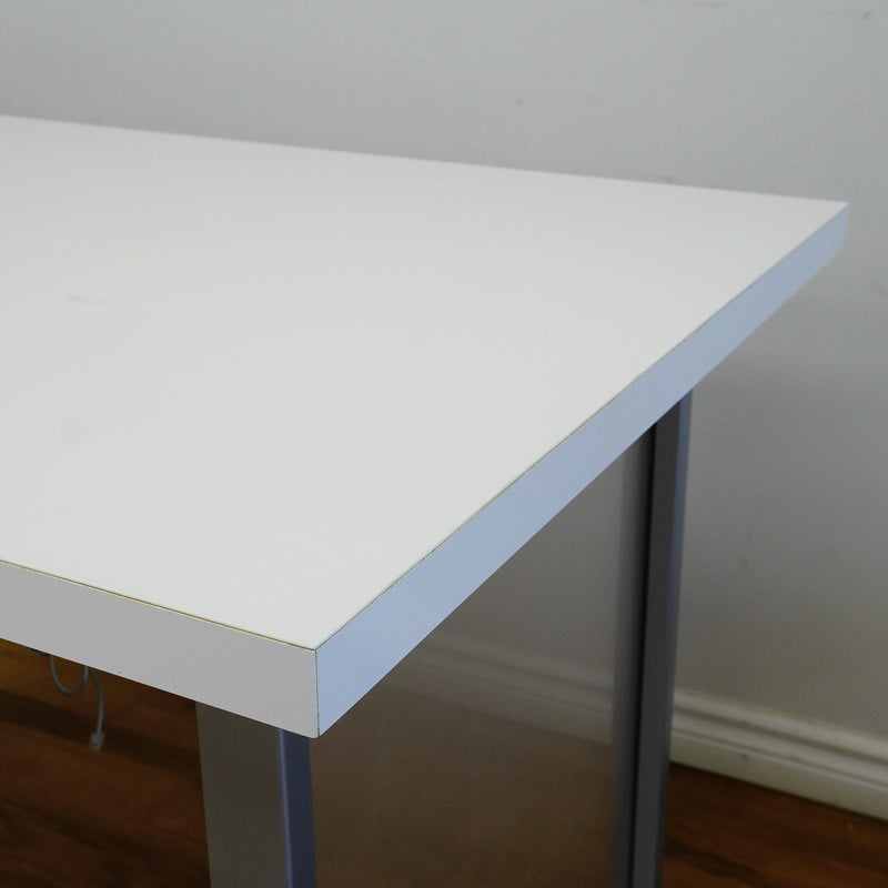 48×32×32‑Inch Office Desk – White Top, Metal Frame, Power bar