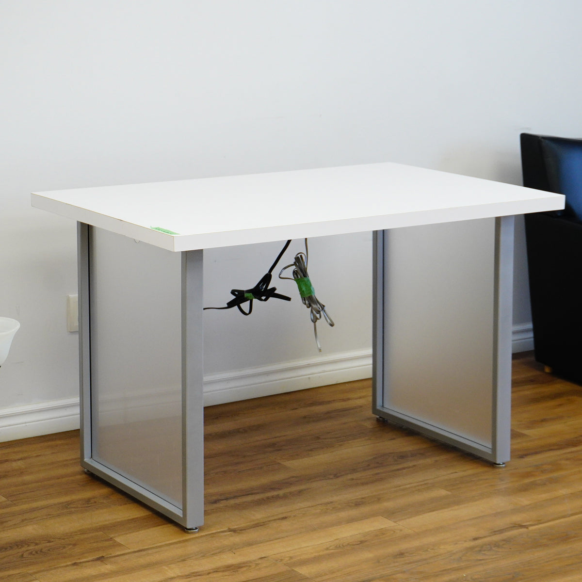 48×32×32‑Inch Office Desk – White Top, Metal Frame, Power bar