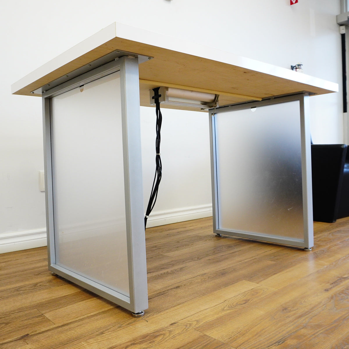 48×32×32‑Inch Office Desk – White Top, Metal Frame, Motorized Power Bar