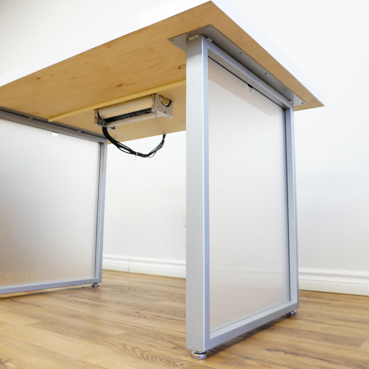 48×32×32‑Inch Office Desk – White Top, Metal Frame, Motorized Power Bar