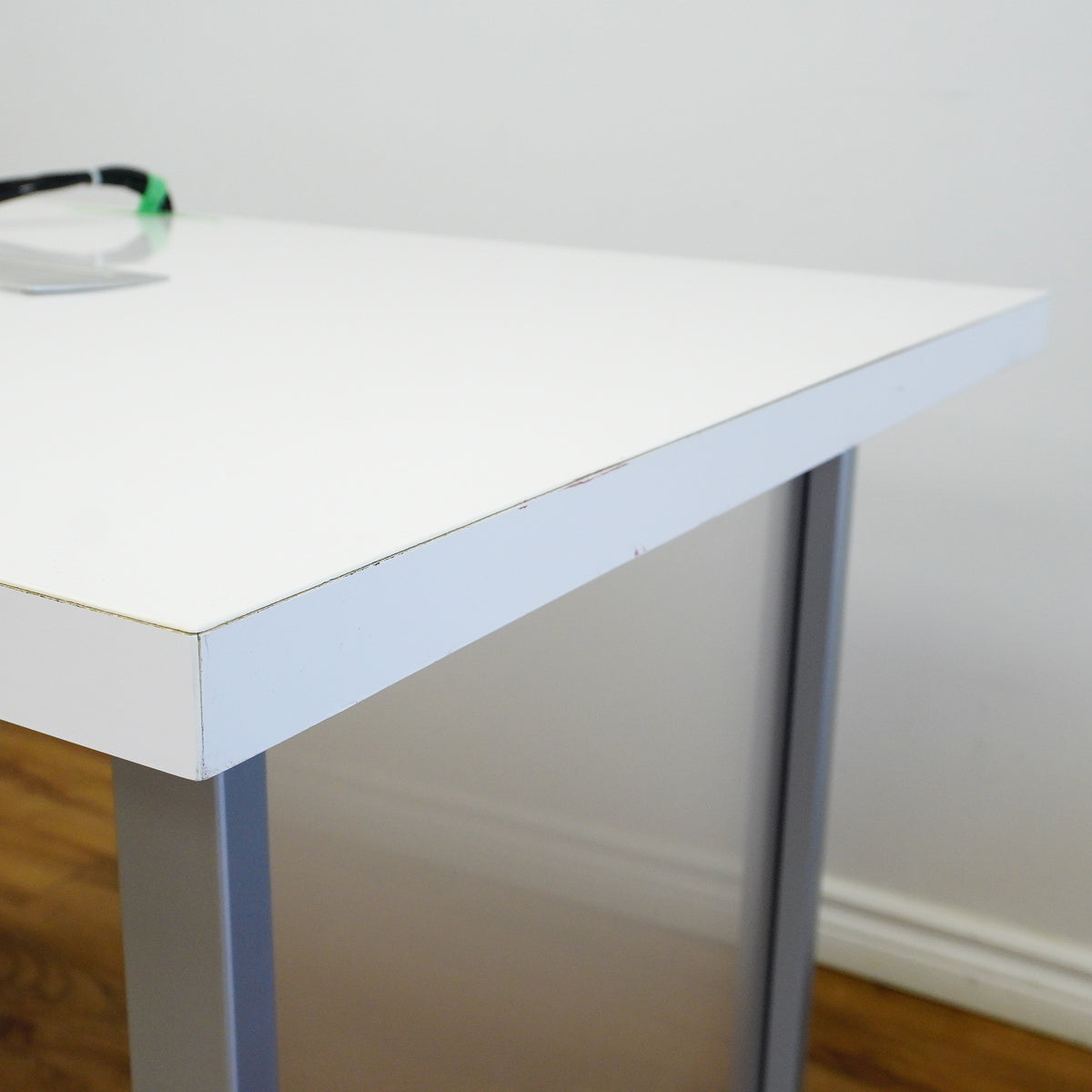 48×32×32‑Inch Office Desk – White Top, Metal Frame, Motorized Power Bar