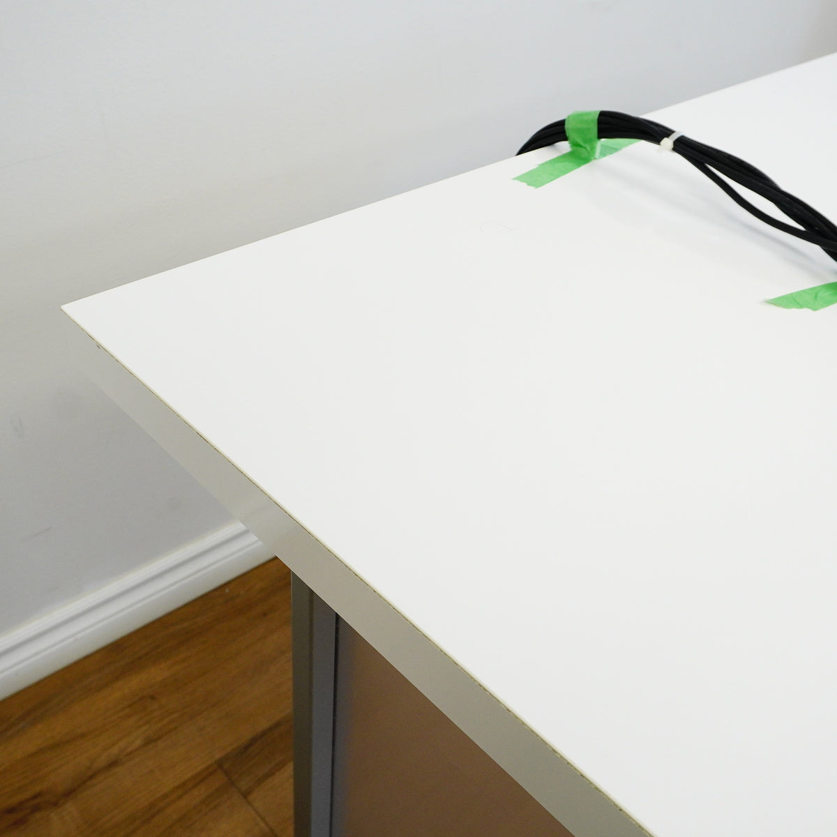 48×32×32‑Inch Office Desk – White Top, Metal Frame, Motorized Power Bar