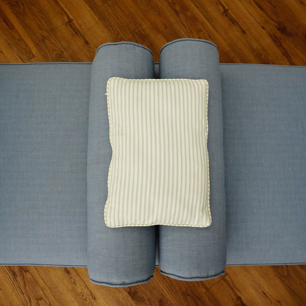 63×29×29–Inch Chaise Lounge – Blue Upholstery, Wooden Legs, 3 Cushions