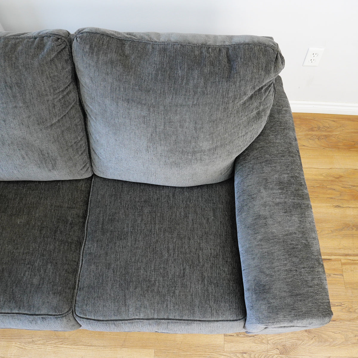 64×38×38–Inch Shadow Loveseat – Textured Upholstery, 1 Striped Pillow