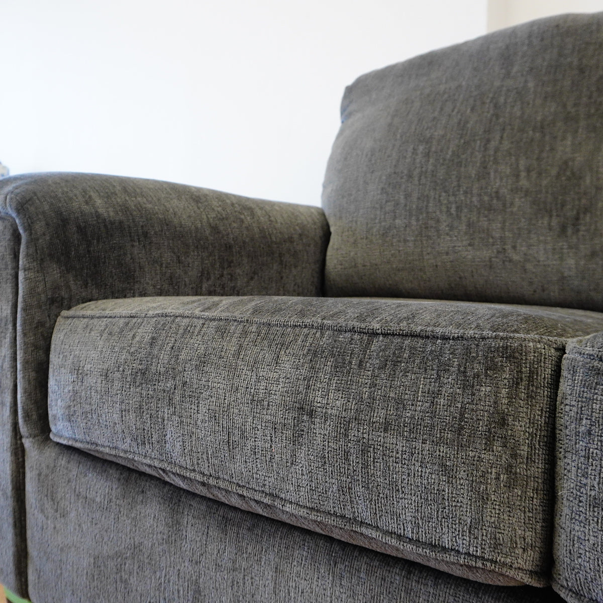 64×38×38–Inch Shadow Loveseat – Textured Upholstery, 1 Striped Pillow