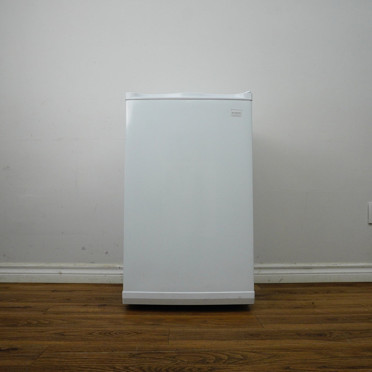 21x19x34–Inch Avanti 2.8 cu.ft. Compact Vertical Freezer in White, VF306