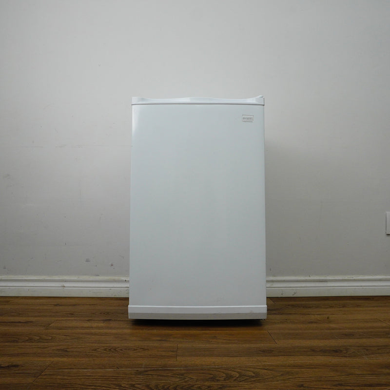 21x19x34–Inch Avanti 2.8 cu.ft. Compact Vertical Freezer in White, VF306