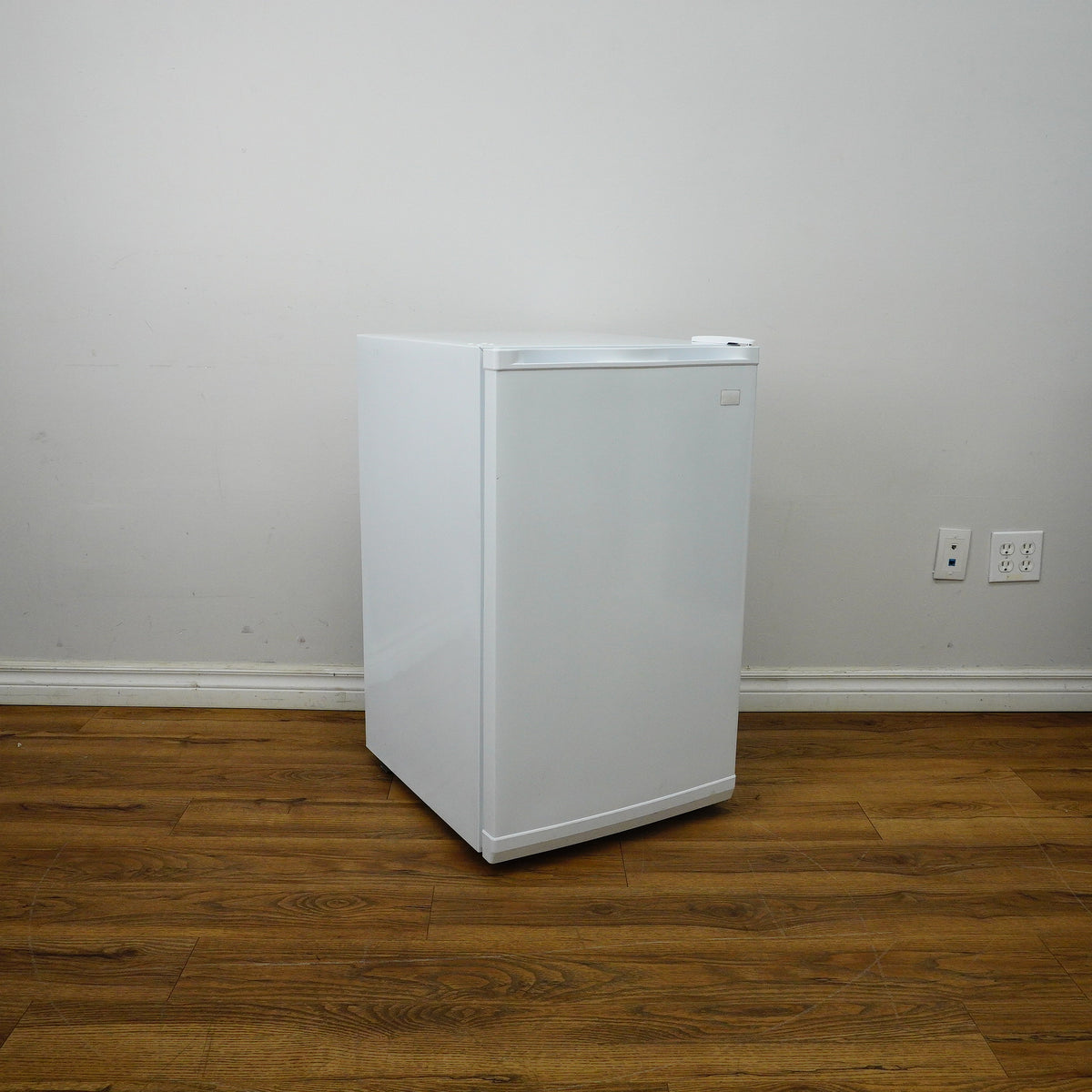 21x19x34–Inch Avanti 2.8 cu.ft. Compact Vertical Freezer in White, VF306