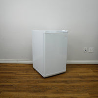 21x19x34–Inch Avanti 2.8 cu.ft. Compact Vertical Freezer in White, VF306