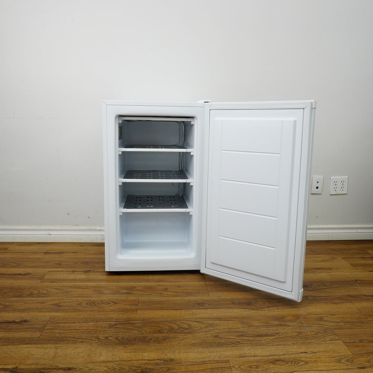 21x19x34–Inch Avanti 2.8 cu.ft. Compact Vertical Freezer in White, VF306