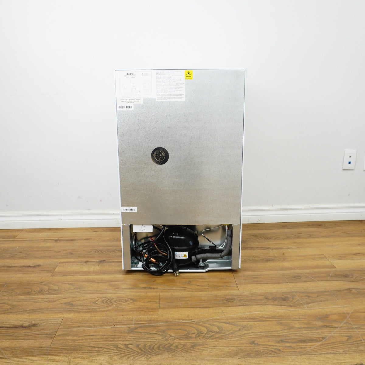 21x19x34–Inch Avanti 2.8 cu.ft. Compact Vertical Freezer in White, VF306