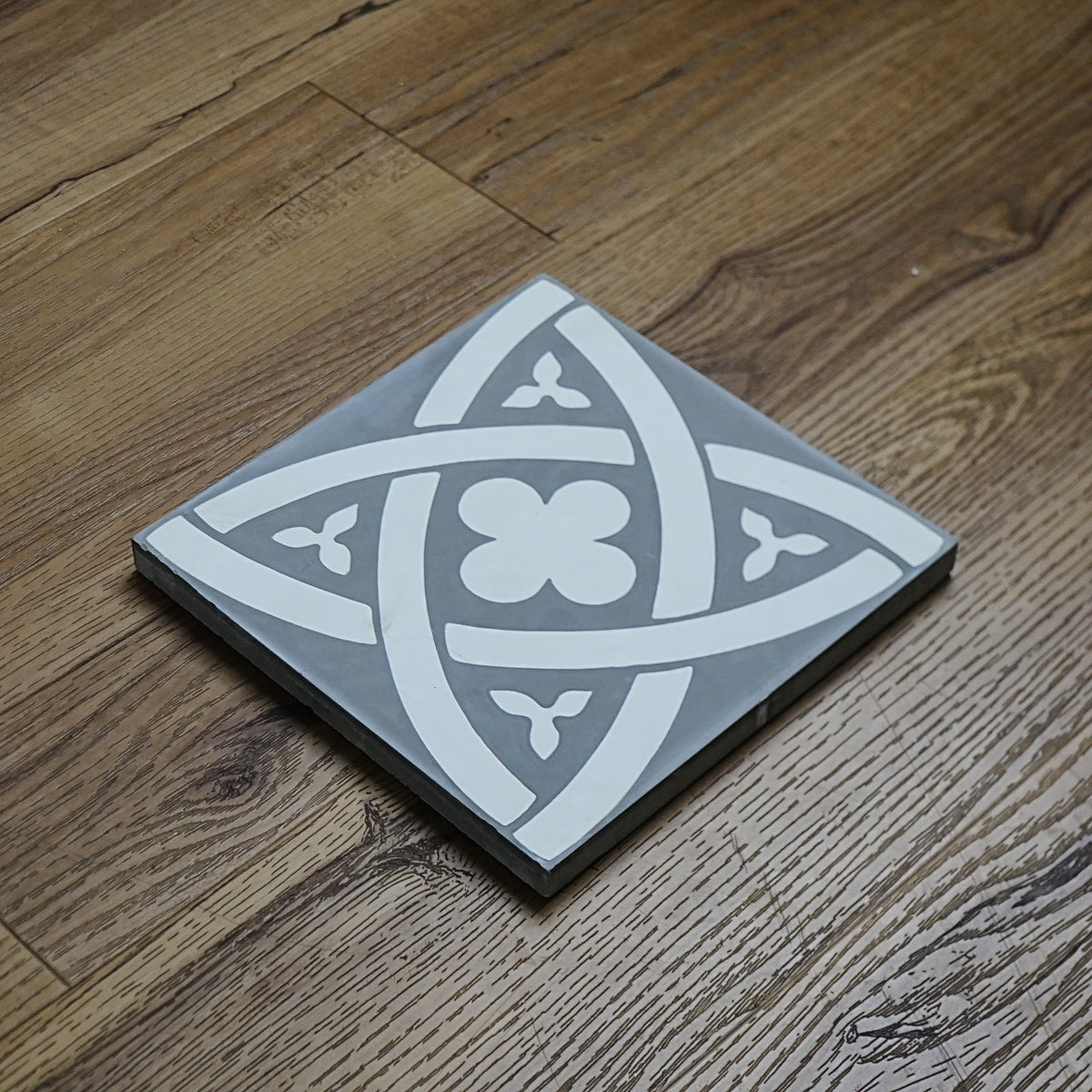 8x8-Inch EOP 10 Cement Tile, Knot Motif – 13 pcs box covers 5.78 sq ft