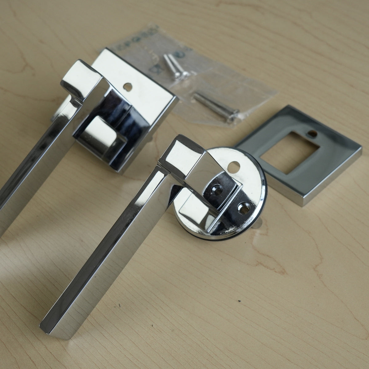 Louisiana Privacy Lever Set, Right H, Polished Chrome, 2001LOUSRRH26