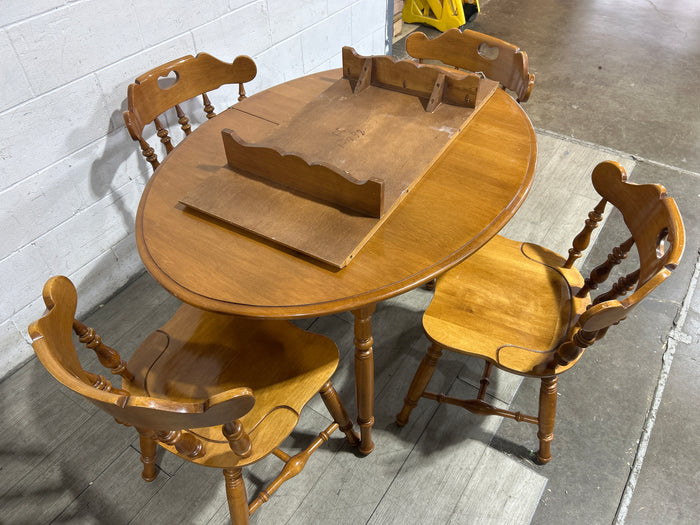 Ditio Dining Set - A Table with Four Chairs