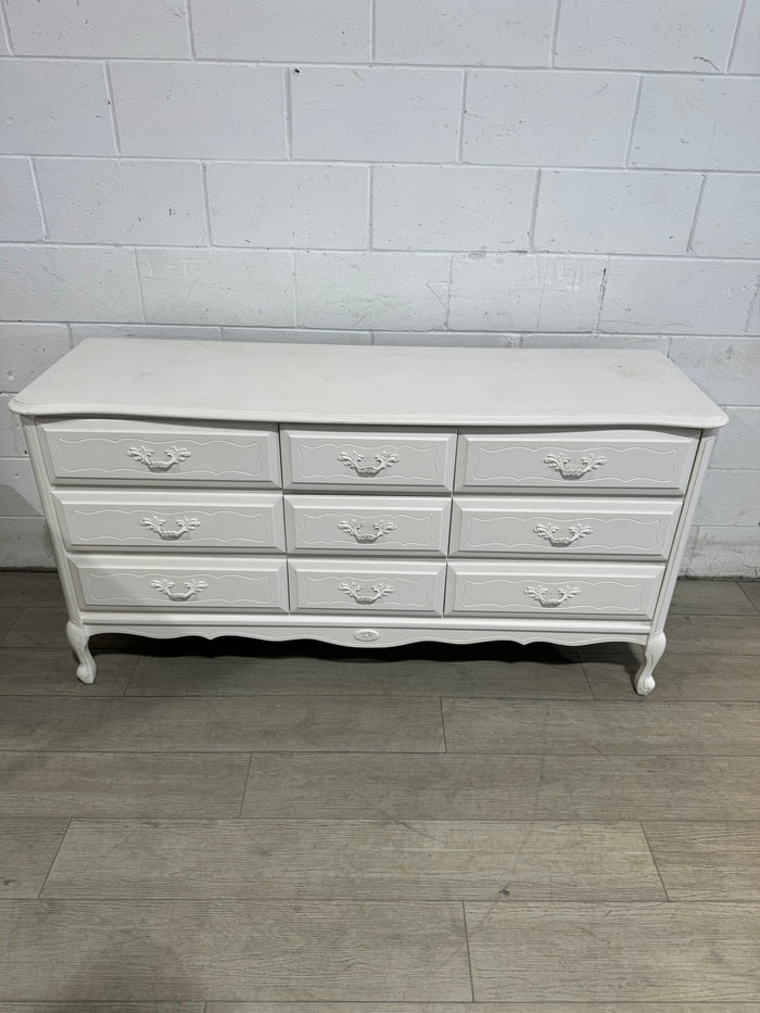 White dresser with 9 drawers