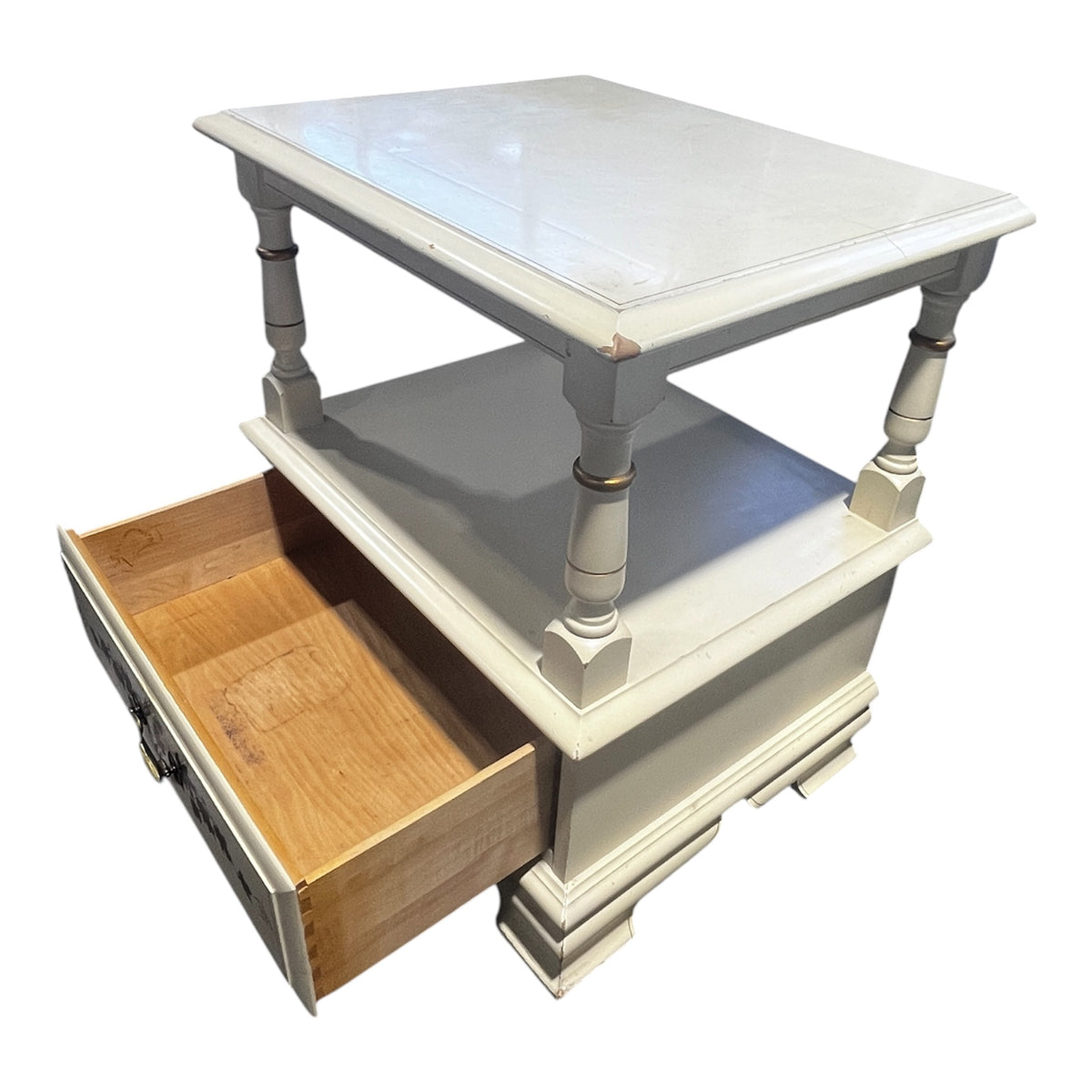 Traditional Vilas Nightstand