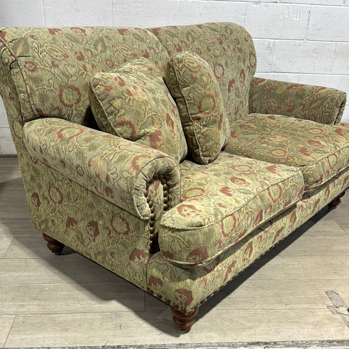 Olivier Traditional  Loveseat