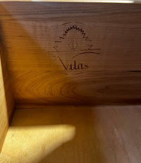 Traditional Vilas Nightstand